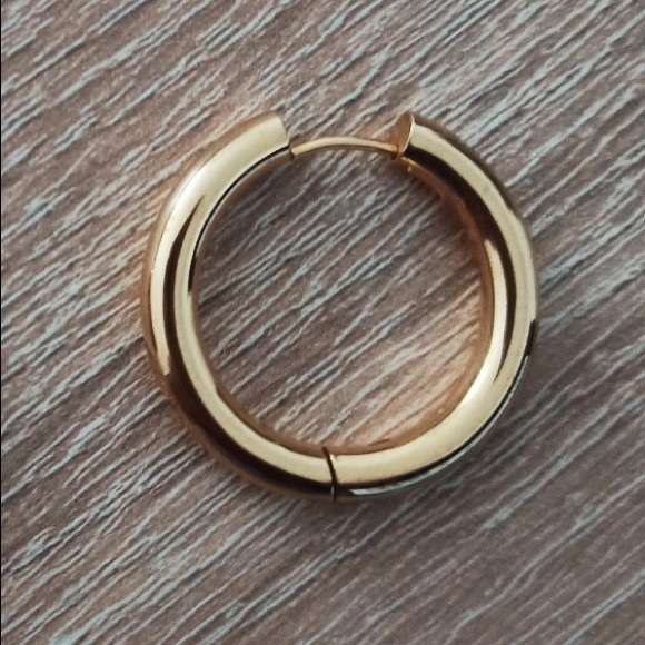 ♻️DONATED DEC. 2023♻️
NWOT chunky, thick, gold huggie hoop earrings - Picture 4 of 4